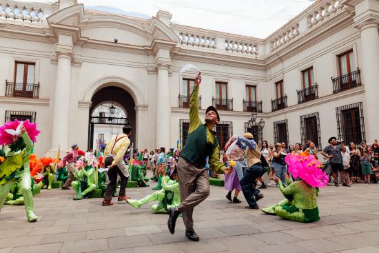 El “Pasacalle de las flores”, reunió a más de 3.000 personas en su recorrido por el centro de Santiago. 