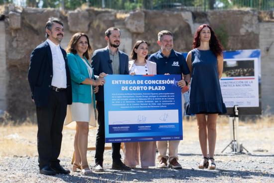 Autoridades de Cultura, Bienes Nacionales y Gobierno Metropolitano sostienen un letrero en terreno.