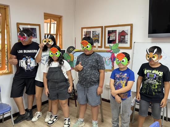 Niñas y niños participantes del taller “Máscaras de Aves Chilenas”