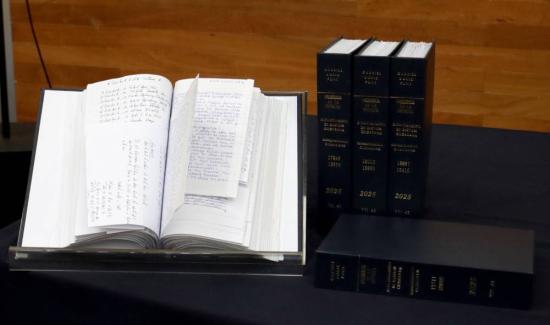 Documentos en una mesa.