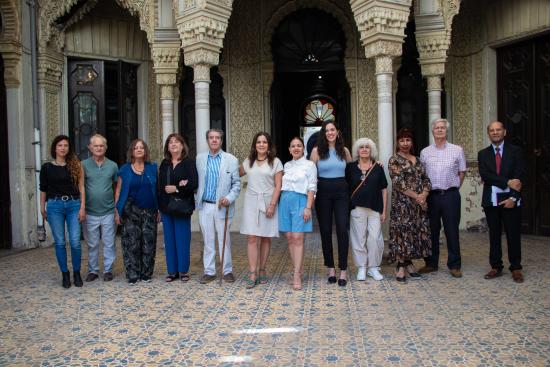 Autoridades de Cultura y de la Sociedad Nacional de Bellas Artes en el Palacio de la Alhambra.