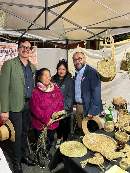 Artesana Alicia Maliqueo Ñanco y autoridades regionales