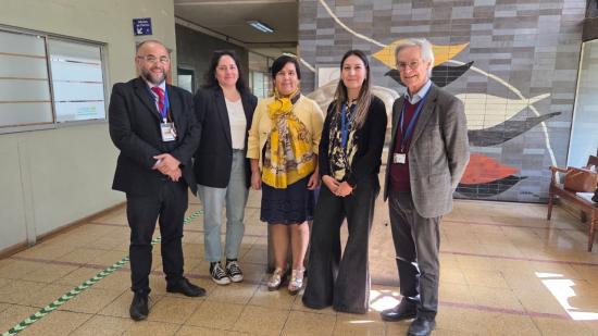 El director regional del Serpat, Gabriel Díaz Morales, el director del Psiquiátrico Dr. Horwitz, Dr. Juan Maass Vivanco, la jefa de asesoría jurídica, Carolina Carvajal, las bibliotecarias de la Universidad Tecnológica Metropolitana (UTEM) Alicia Ramírez y Melisa Jofre.
