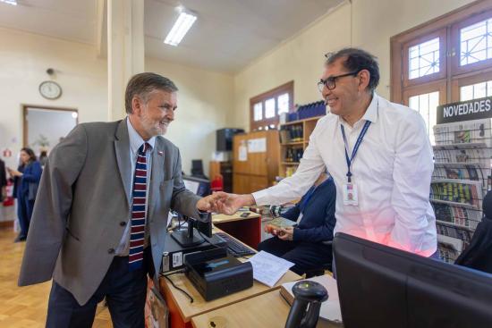 El ministro Francisco Undurraga junto a un funcionario de la Biblioteca Santiago Severin