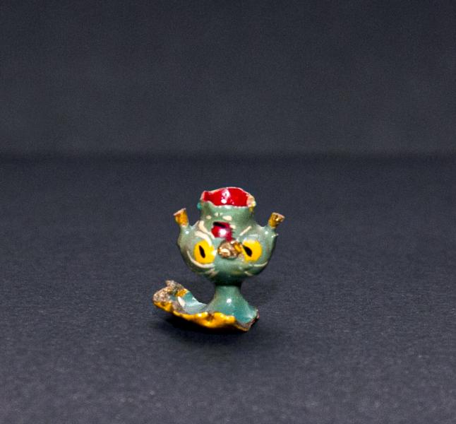 Mate en miniatura con fragmentos faltantes en pie y asas