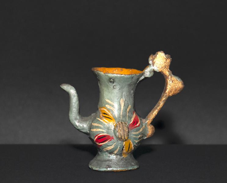 Tetera pichel en miniatura con asa polilobulada y dorada