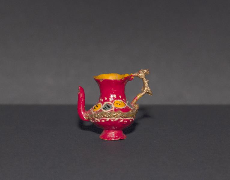 Tetera pichel en miniatura con asa polilobulada y dorada, y banda acordonada