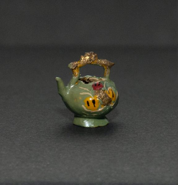 Tetera en miniatura con asa polilobulada y dorada