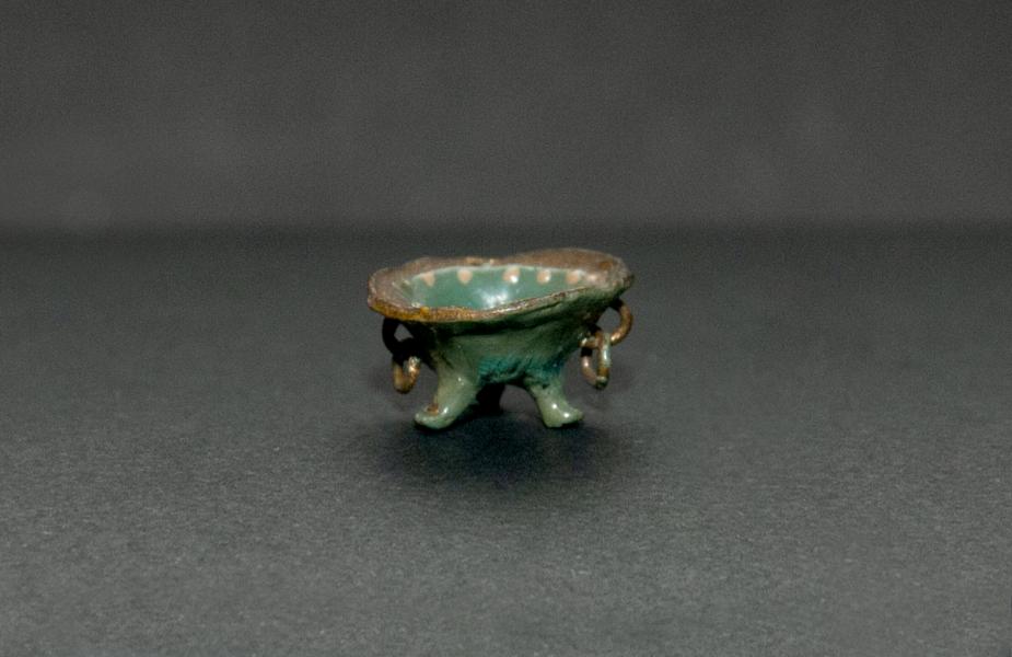 Brasero en miniatura de tres patas, con asas laterales y argollas colgantes