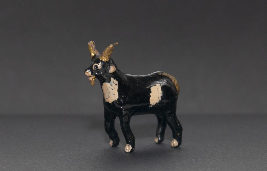 Chivo sonajero en miniatura con cuernos y cola dorada