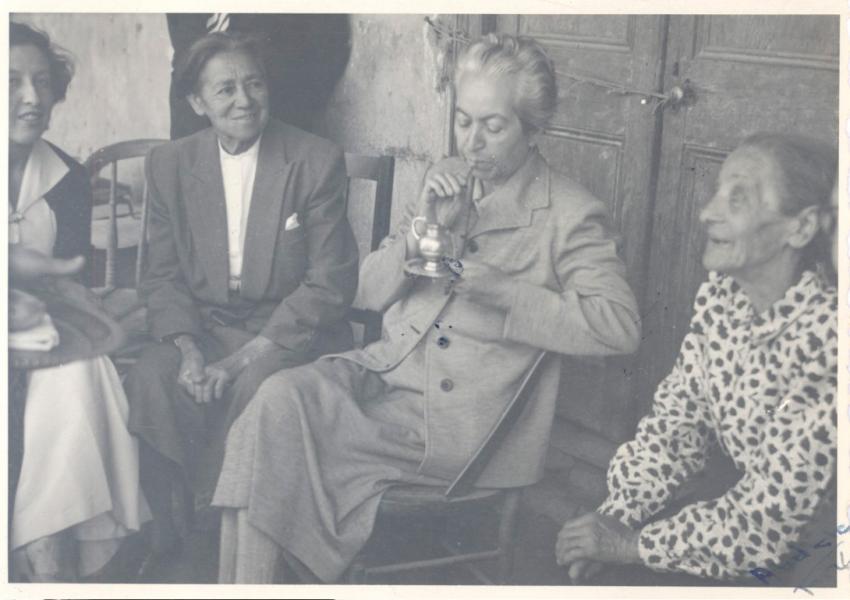 Gabriela Mistral en su escuela