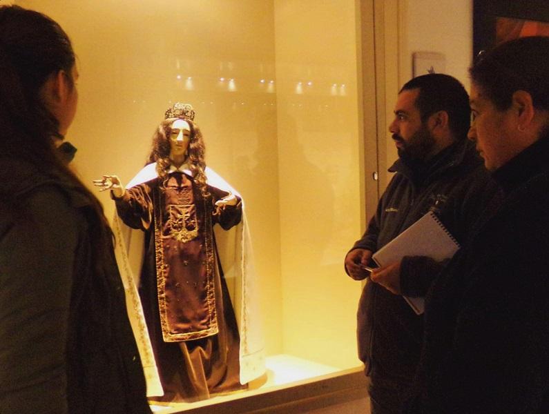 Equipo Museo Regional de Rancagua analizando la exhibición permanente.