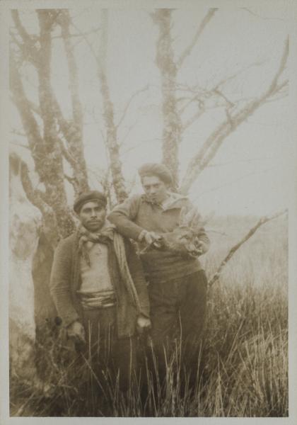 Dos hombres y una cabeza de un huemul