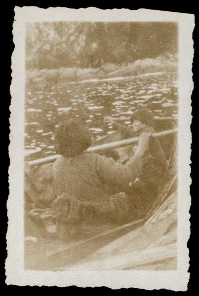 Un adulto y dos niños kawéskar de los canales magallánicos