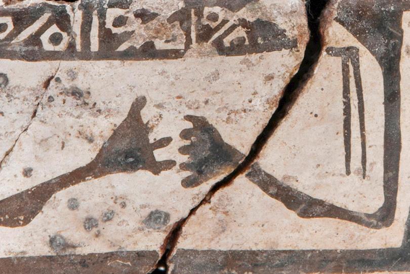 Jar with anthropomorphic features measuring 144 mm. The inside has been smoothed and the outside polished with white slip. It is decorated with brown and black geometric figures. It is from the Late Period and its horizontal band corresponds to the decorative patterns that characterize the stage in which forms from the pre-Inca period coexisted with the influence of Cusco.