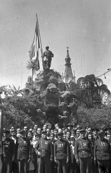 Veterans in front of the Roto Chileno monument