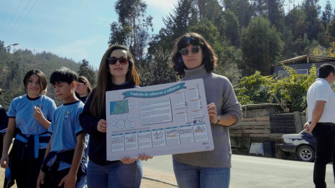 Entrega de afiche sobre las salinas a Colegio Luz María de Crespo