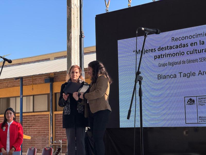 Entrega de reconocimiento de mujeres destacadas en la puesta en valor del Patrimonio Regional