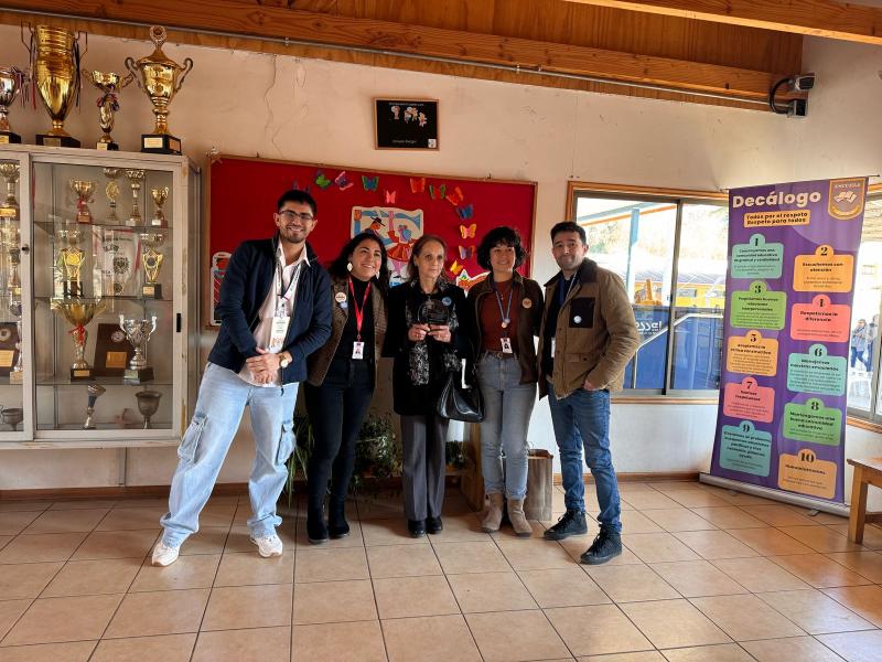 Equipo Género SERPAT O'Higgins y Blanca Tagle con galvano