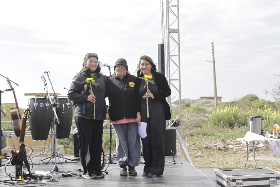 grupo de estudiantes secundarias que eran parte de un colectivo estudiantil llamado Retran Weichafe y que hoy tras 10 años siguen vinculadas a la Fundación.