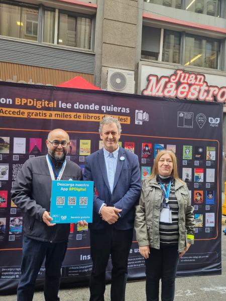 Ministro de Transportes visita stand de la Dirección Regional