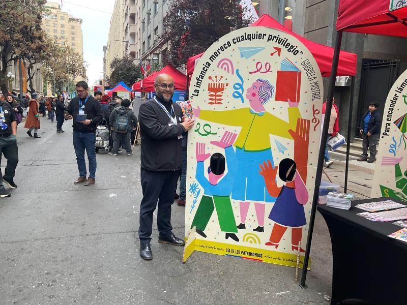 Director Regional exhibe pieza interactiva de Gabriela Mistral y tríptico de Pase Cultural