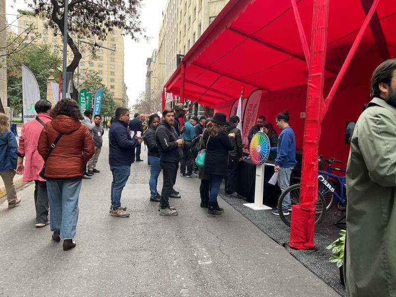 Numerosos stand llenaron la calle Agustinas en el centro de Santiago