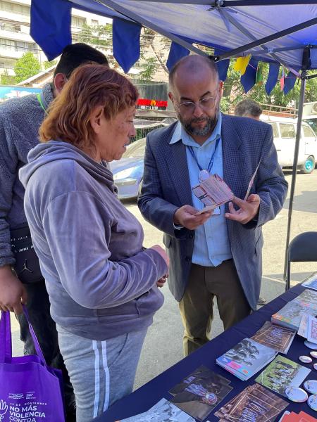 Gabriel Diaz entrega información durante la feria