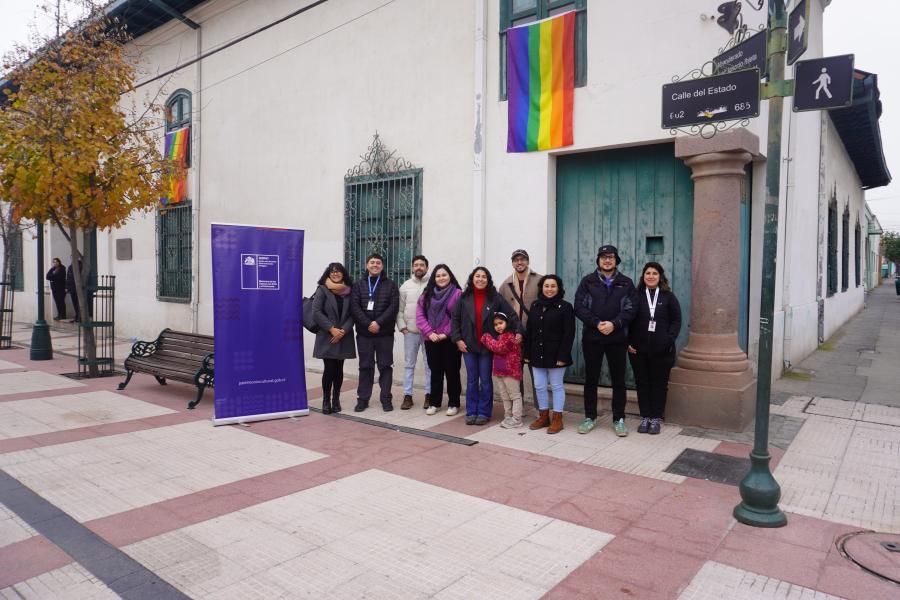 Despliegue de banderas en conmemoración del Día del Orgullo LGBTQIA+