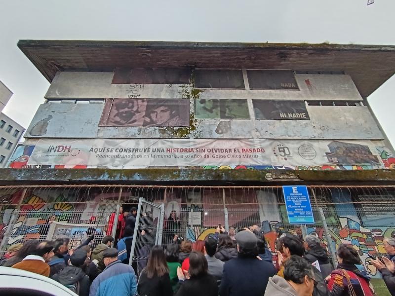 Apertura de espacio Visita Guiada al Sitio de Memoria Egaña 60 Corporación Egaña 60. Recorrido por el antiguo cuartel de la PDI utilizado como Centro de Detención y Tortura durante la dictadura (1973-1990), actual Sitio de Memoria Egaña 60. En la visita guiada conocerás los espacios de mayor relevancia histórica del sitio y podrás escuchar de primera fuente testimonios de prisión política. Profundizarás conocimientos sobre la historia local, dimensionando la magnitud de las violaciones a los derechos humanos perpetradas en sus inmediaciones. Organizado por: Corporación Egaña 60 Horarios: Sábado 23 • Entre 15:00 y 16:15 horas Comuna o país: Puerto Montt Actividad orientada para Edad recomendada 14-17 años.