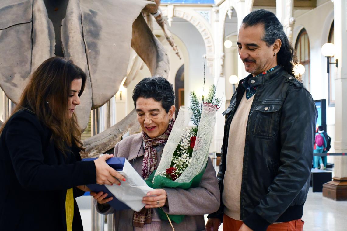 Nélida Pozo (Directora SERPAT), entregando un reconocimiento a Mélica Muñoz, Curadora Emérita del MNHN, junto a su hijo, el Dr. Andrés Moreira Muñoz, por la donación realizada al Herbario Nacional.