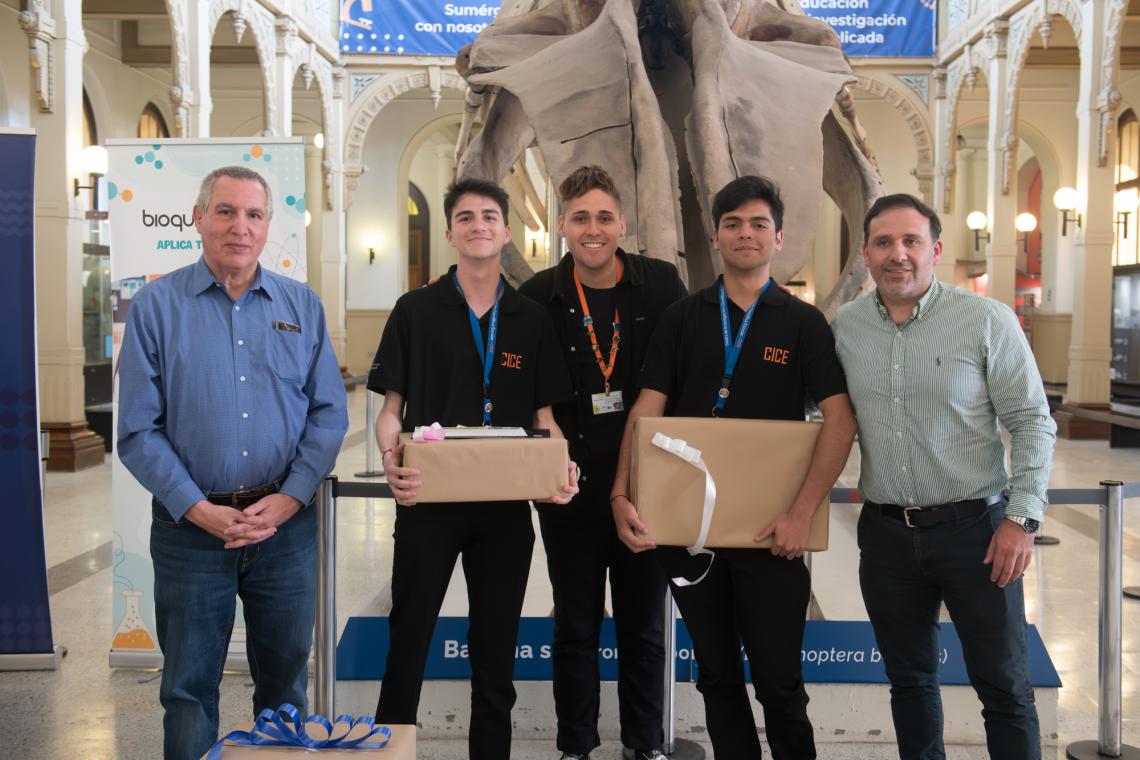 Ganadores en Enseñanza Media, Centro de Investigación Científica Escolar, Santiago, por el proyecto «Representatividad de roedores reservorios de enfermedades zoonóticas en la dieta de Tyto furcata en Valdivia, Región de los Ríos, Chile». Ganadores en Enseñanza Media, Centro de Investigación Científica Escolar, Santiago, por el proyecto «Representatividad de roedores reservorios de enfermedades zoonóticas en la dieta de Tyto furcata en Valdivia, Región de los Ríos, Chile».