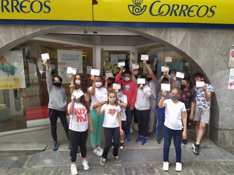 Niñas y niños afuera de oficina de correos en el país Vasco. Niñas y niños afuera de oficina de correos en el país Vasco.