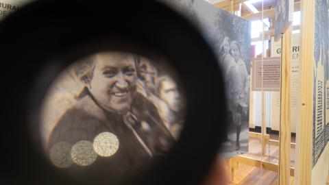 Detalle de muestra inmersiva de Gabriela Mistral en el Museo de la Educación